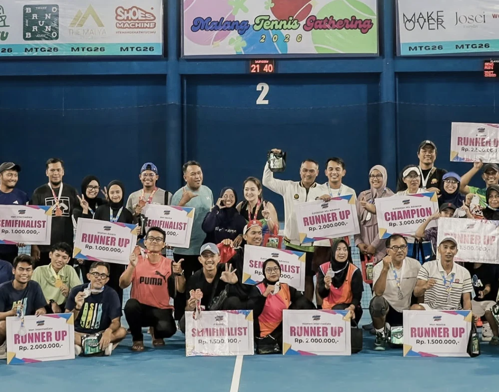 Para peserta Malang Tennis Gathering merayakan kebersamaan dan kemenangan di lapangan