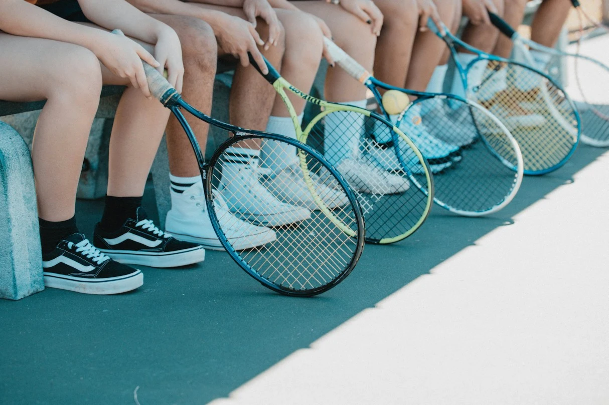 Kebersamaan komunitas tenis di sisi lapangan